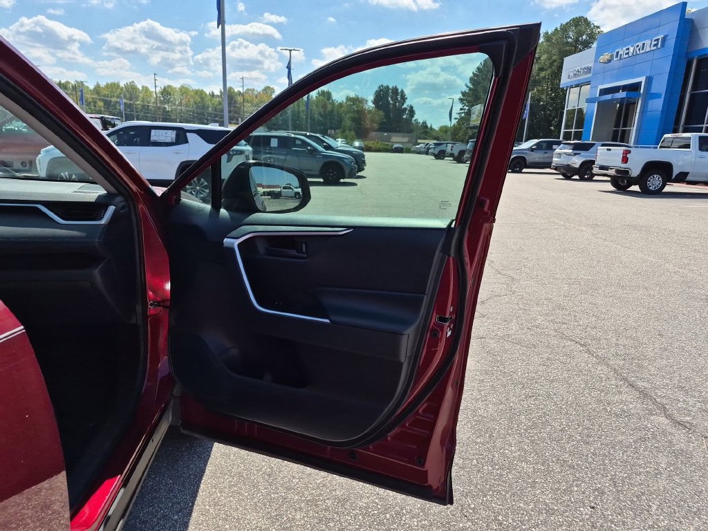Used 2020 Toyota RAV4 LE FWD image 33
