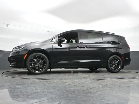 New 2026 Chrysler Pacifica Select image 43