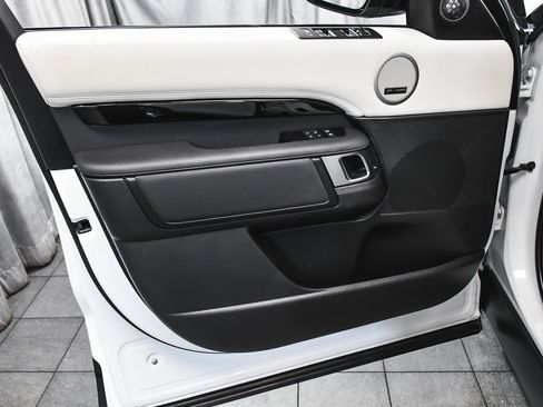 Used 2025 Land Rover Discovery S image 9