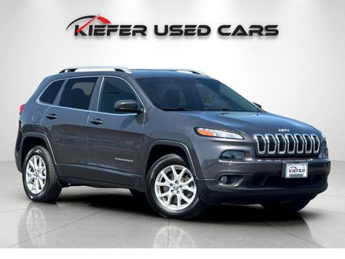 Used 2018 Jeep Cherokee Latitude Plus w/ Comfort/Convenience Group AWD/4WD image 2