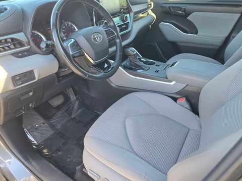 Used 2021 Toyota Highlander LE image 2