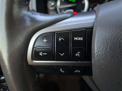 Used 2020 Lexus LX 570 4WD w/ Luxury Package image 19