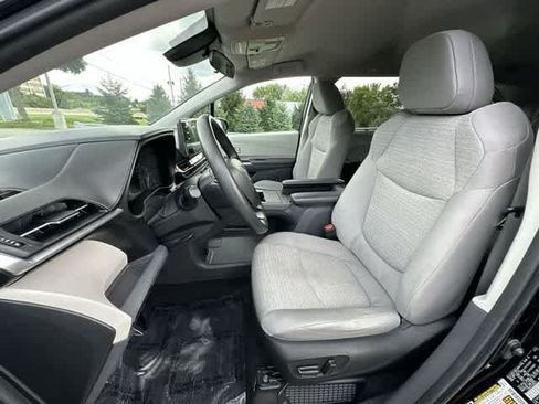 Used 2023 Toyota Sienna LE AWD/4WD image 16