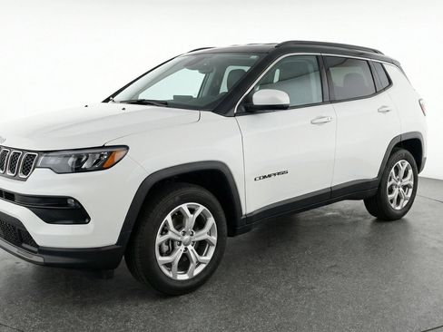 Used 2025 Jeep Compass Latitude AWD/4WD image 3