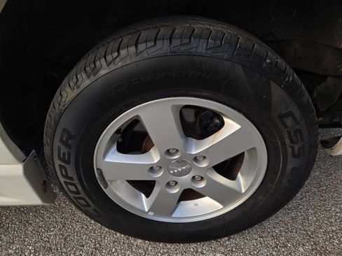 Used 2012 Dodge Grand Caravan SXT image 38