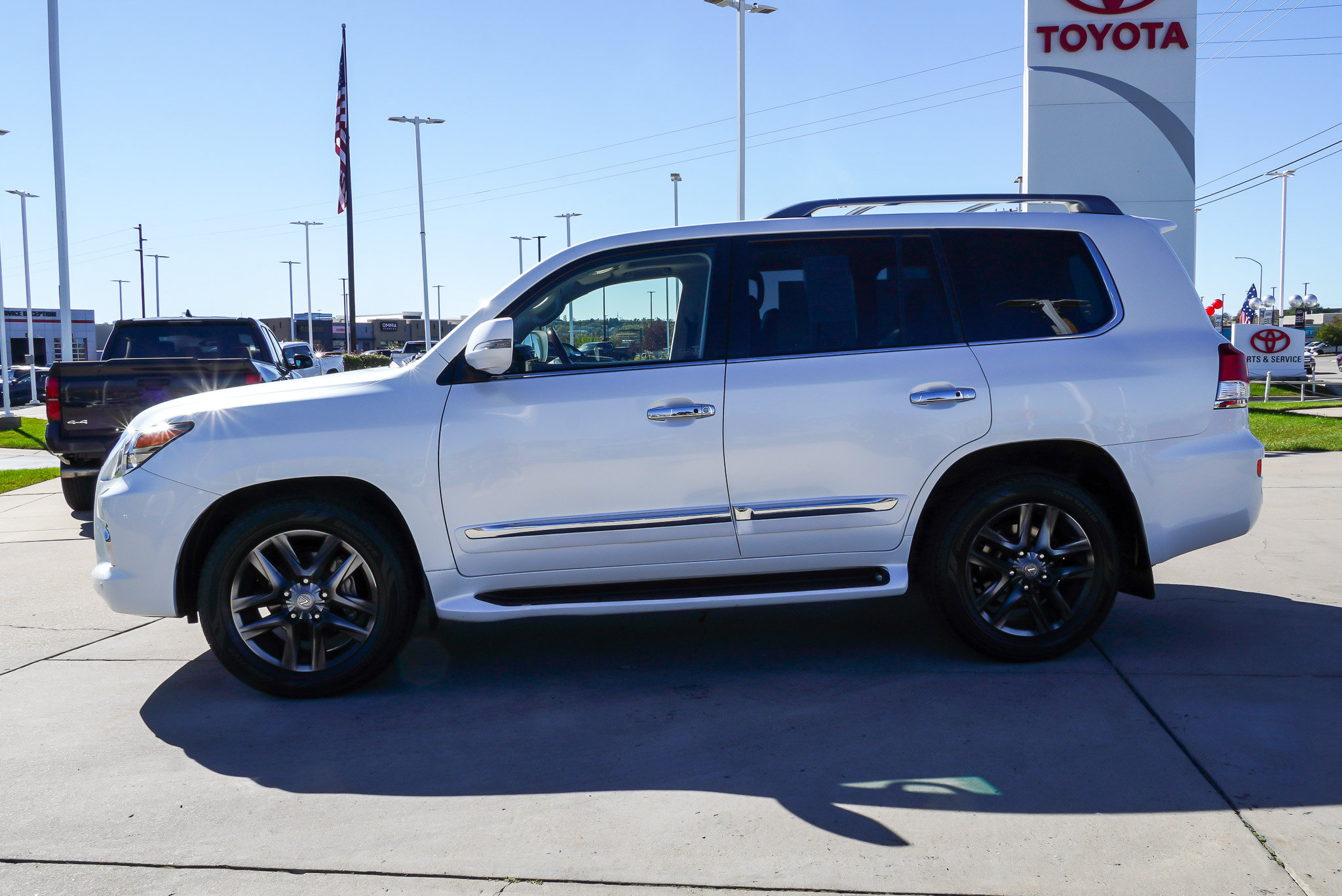 Used 2015 Lexus LX 570 4WD w/ Luxury Package image 10