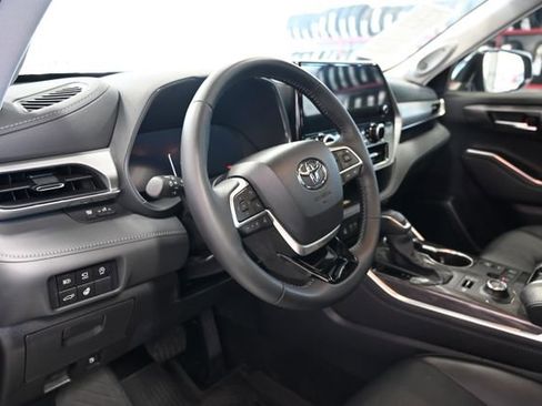 Used 2025 Toyota Highlander Platinum image 24