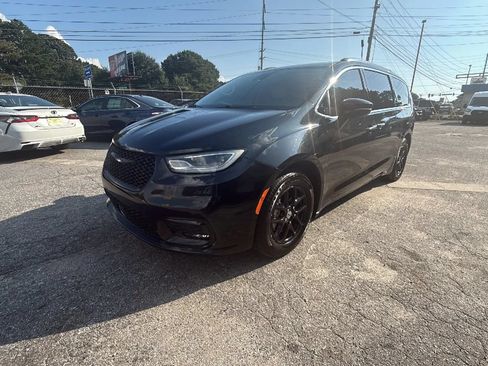 Used 2021 Chrysler Pacifica Touring-L FWD image 3
