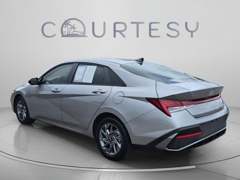Used 2025 Hyundai Elantra Hybrid w/ Cargo Package FWD image 3