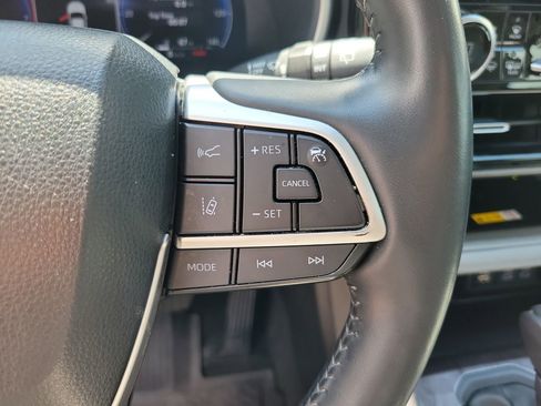 Used 2023 Toyota Highlander Limited FWD image 21