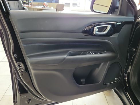 Used 2025 Jeep Compass Latitude w/ Sun & Sound Group AWD/4WD image 6