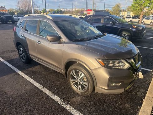 Used 2017 Nissan Rogue SL w/ SL Premium Package image 1