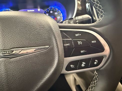 Used 2023 Chrysler Pacifica Limited image 30