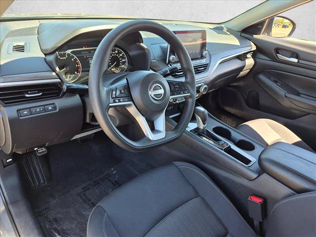 Used 2025 Nissan Altima 2.5 SV FWD image 12