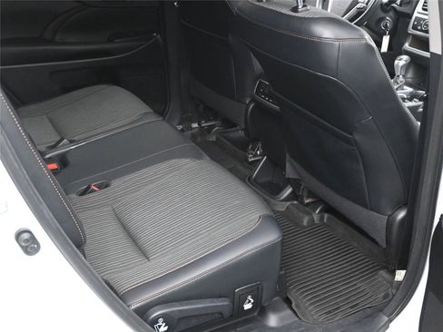 Used 2017 Toyota Highlander Plus image 10