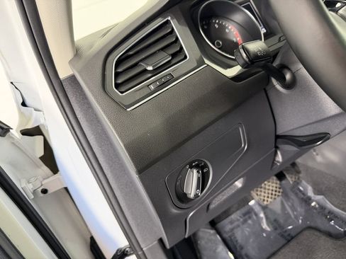 Used 2018 Volkswagen Tiguan SEL AWD/4WD image 38