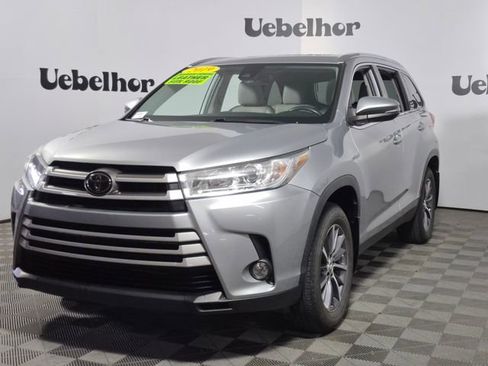 Used 2019 Toyota Highlander XLE AWD/4WD image 3