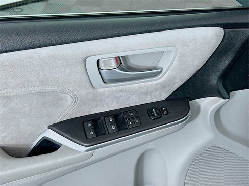 Used 2015 Toyota Camry image 17