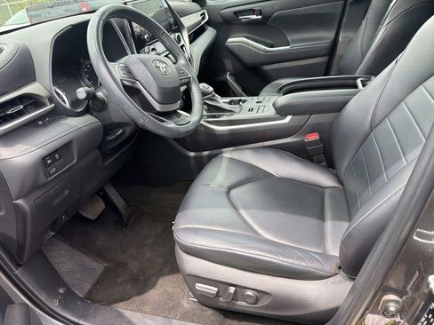 Used 2023 Toyota Highlander XLE AWD/4WD image 10