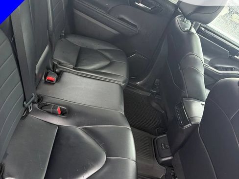 Used 2024 Toyota Highlander XLE AWD/4WD image 26