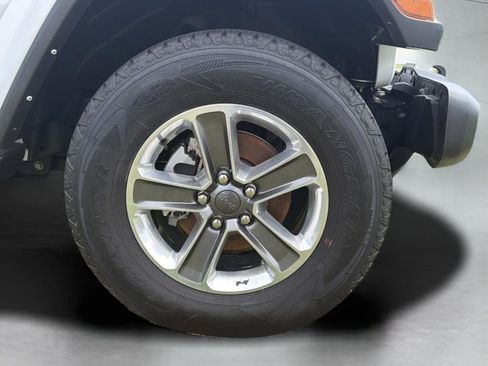Used 2022 Jeep Wrangler Unlimited Sahara AWD/4WD image 28