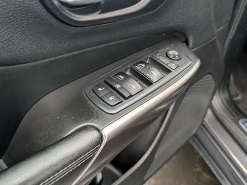 Used 2020 Jeep Cherokee Limited image 16