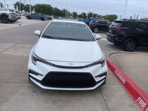 Used 2024 Toyota Corolla SE w/ SE Premium Package FWD image 2