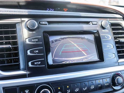 Used 2017 Toyota Highlander LE w/ Carpet Mat Package FWD image 29