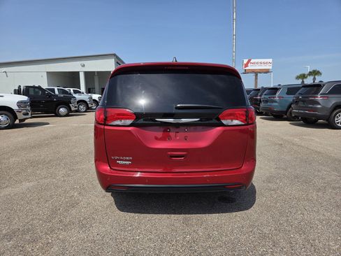 Used 2026 Chrysler Voyager LX FWD image 7
