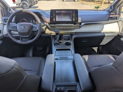 Used 2024 Toyota Sienna Platinum image 5