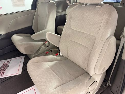 Used 2015 Toyota Sienna LE image 33