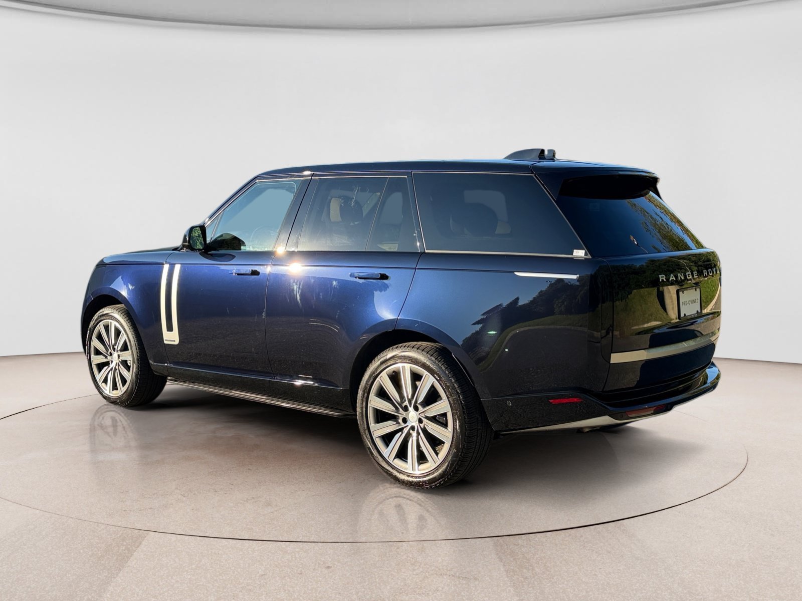 Used 2025 Land Rover Range Rover Autobiography AWD/4WD image 3