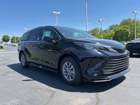 New 2026 Toyota Sienna XLE FWD image 3