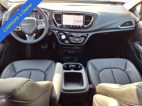 Used 2026 Chrysler Pacifica Select image 12