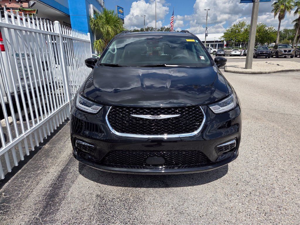 Used 2022 Chrysler Pacifica Touring-L AWD/4WD image 2