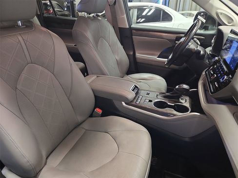 Used 2020 Toyota Highlander Platinum image 10