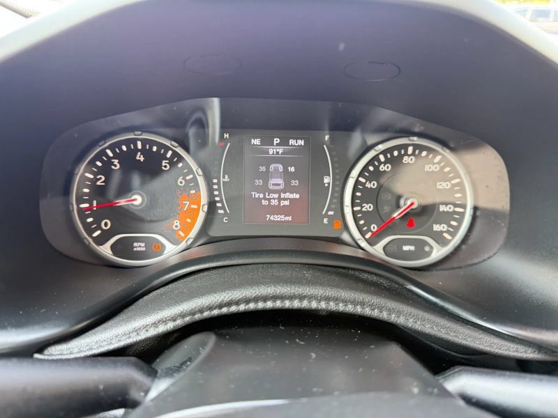 Used 2017 Jeep Renegade Latitude FWD image 21