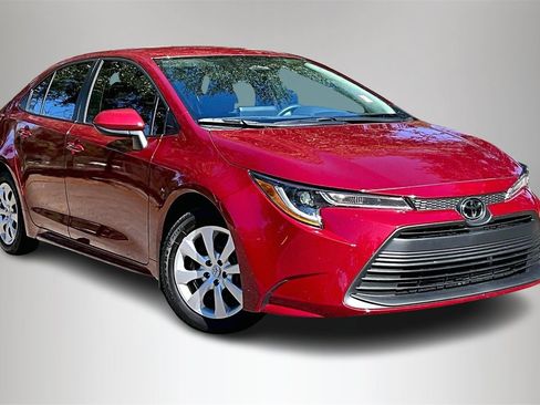 Used 2025 Toyota Corolla LE image 2