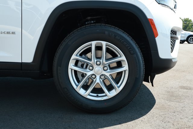 New 2026 Jeep Grand Cherokee Laredo RWD image 5
