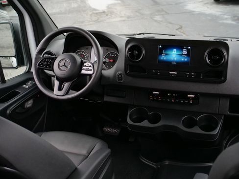 Used 2024 Mercedes-Benz Sprinter 2500 image 38