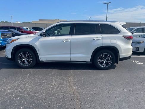 Used 2016 Toyota Highlander XLE AWD/4WD image 3