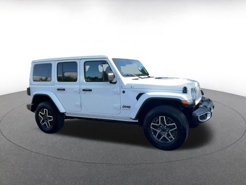Used 2025 Jeep Wrangler Sahara image 2