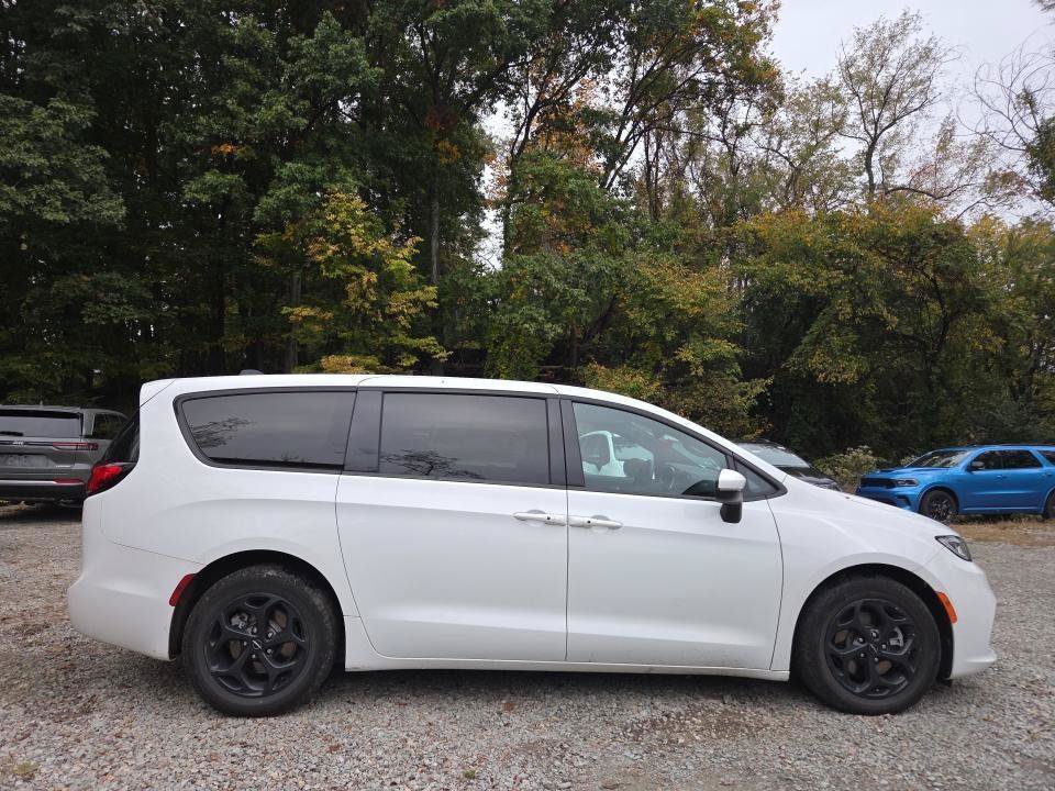 Used 2023 Chrysler Pacifica Touring-L w/ S Appearance Package FWD image 6