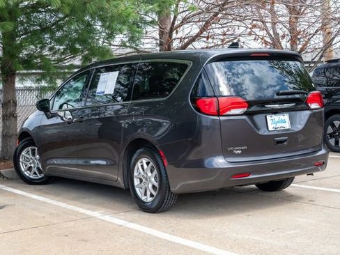 Used 2023 Chrysler Voyager LX image 24
