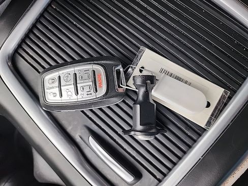 Used 2022 Chrysler Pacifica Touring-L w/ Uconnect Theater Family Group FWD image 54