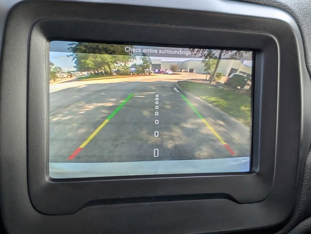 Used 2018 Jeep Renegade Latitude FWD image 19