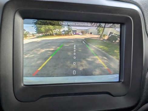 Used 2018 Jeep Renegade Latitude FWD image 19
