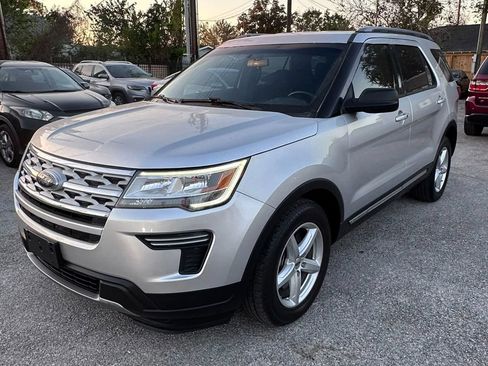 Used 2018 Ford Explorer XLT FWD image 2