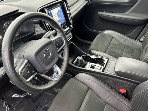 Used 2019 Volvo XC40 T4 R-Design image 13