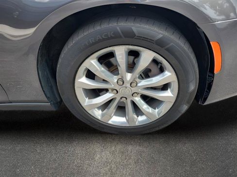Used 2018 Chrysler 300 Touring L AWD/4WD image 29